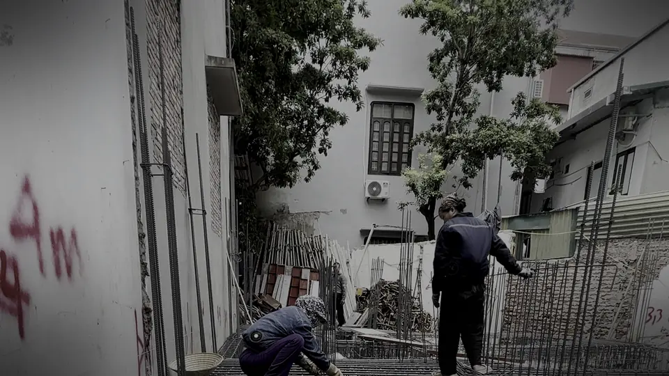 Công trường M.cons: thợ buộc thép sàn giữa khu phố
