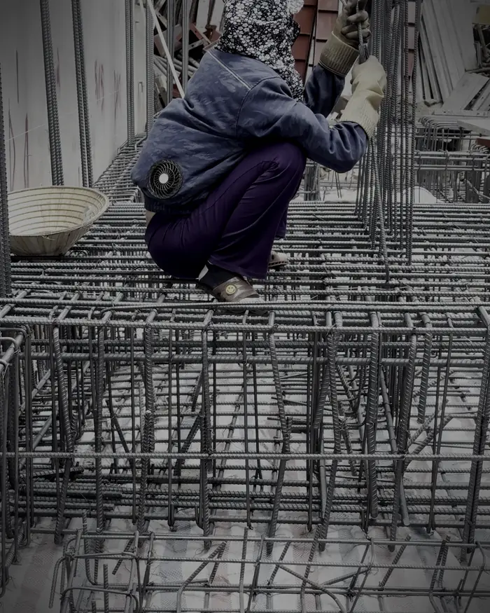 Thợ M.cons buộc thép lồng dầm tại công trình