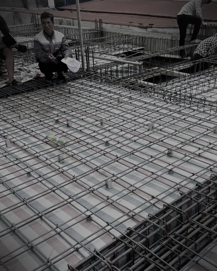 Thợ và kỹ sư trên sàn thép trước khi đổ bê tông